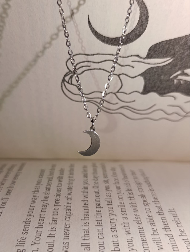 گردنبند ماه مینیمال